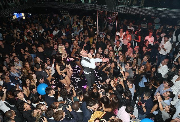 Robin Thicke performs at the VIP Room