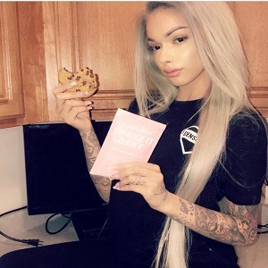 Celina Powell calls Snoop Dogg out, after he clowns her for taking photo in bathroom, with dirty shower curtain. Powell puts Snoop Dogg on blast, saying it's the same bathroom he took her to, suggesting they had sex. Later, she claims to have sex tapes (sextapes) of her with both Snoop Dogg and 6ix9ine available on her OnlyFans.
