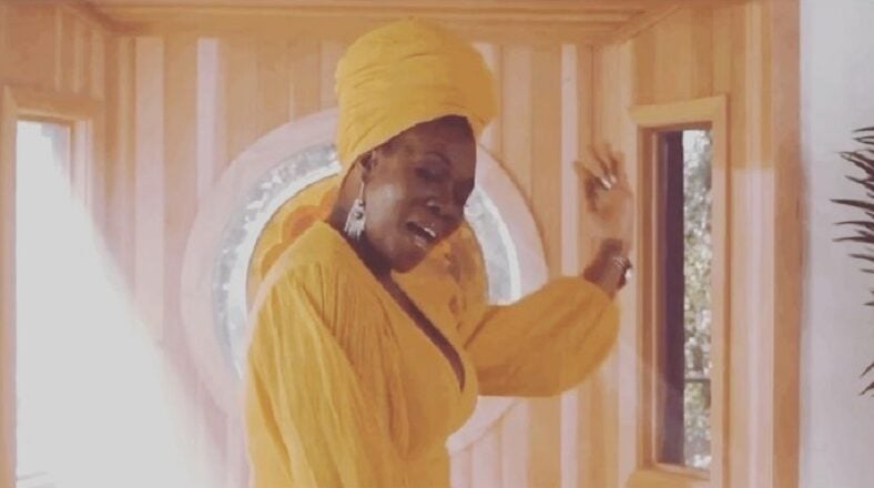 India Arie finally responds to the Chris Tucker dating rumors. First, in promotion of her new music video, she made it into a joke. Later, she took to Twitter to say they went on ONE date that she didn't even remember, 13 years ago, until Twitter brought it up.
