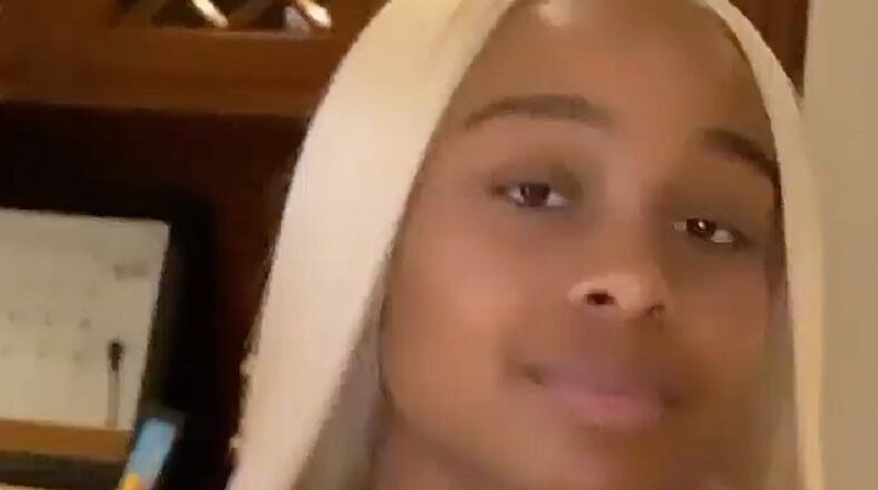Jayda, Lil Baby's baby mama, got blasted on IG Live, by her own sister @_lookinameerah, who said she had a drug dealer boyfriend who helped her finance her business. Jazz claims Lil Baby put his hands on her, and Jayda did nothing about it. On Twitter, Jayda called her sister a liar and said that when a man did put his hands on her, her sister blocked her, when she reached out, and then said her sister needs to take her medicine.