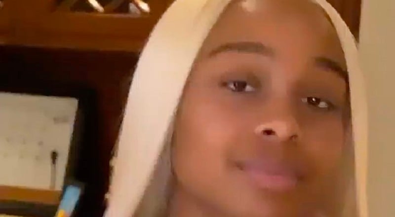 Jayda, Lil Baby's baby mama, got blasted on IG Live, by her own sister @_lookinameerah, who said she had a drug dealer boyfriend who helped her finance her business. Jazz claims Lil Baby put his hands on her, and Jayda did nothing about it. On Twitter, Jayda called her sister a liar and said that when a man did put his hands on her, her sister blocked her, when she reached out, and then said her sister needs to take her medicine.
