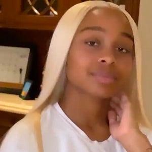 Jayda, Lil Baby's baby mama, got blasted on IG Live, by her own sister @_lookinameerah, who said she had a drug dealer boyfriend who helped her finance her business. Jazz claims Lil Baby put his hands on her, and Jayda did nothing about it. On Twitter, Jayda called her sister a liar and said that when a man did put his hands on her, her sister blocked her, when she reached out, and then said her sister needs to take her medicine.