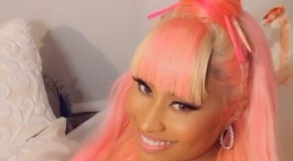 On Instagram, hairstylist, @iam_jonathan_ bragged about being Nicki Minaj's latest hairstylist, responsible for her new look. A shady fan took this opportunity to shade Arrogant Tae, Nicki's normal hairstylist