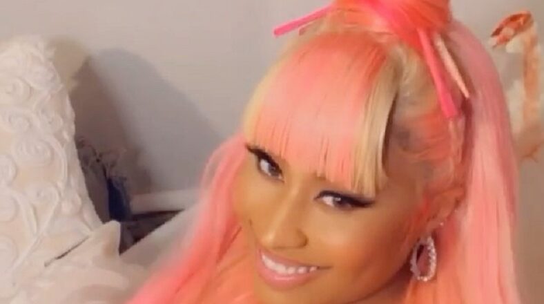 On Instagram, hairstylist, @iam_jonathan_ bragged about being Nicki Minaj's latest hairstylist, responsible for her new look. A shady fan took this opportunity to shade Arrogant Tae, Nicki's normal hairstylist