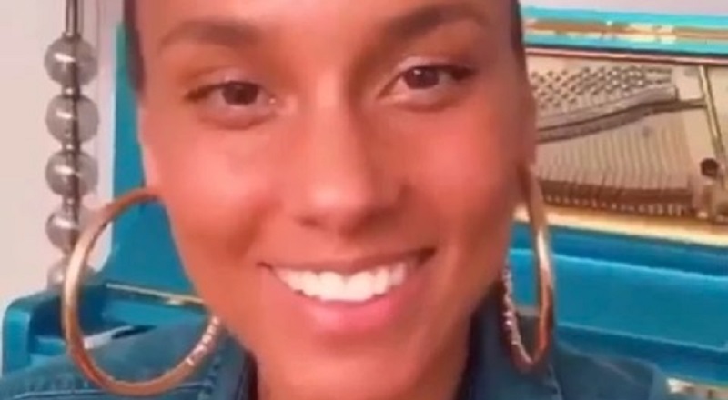Alicia Keys, yesterday, announced the launch of her skincare line. Normally, Alicia Keys is very popular, and her music well-received, but her foray into skincare was met with backlash. Not only did regular people on Twitter speak out, but people such as James Charles and Manny MUA spoke out, though James Charles later apologized.