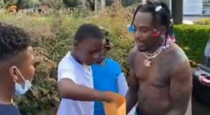 Sauce Walka is a major Houston rapper and he came through for the kids. This young rapper stopped a group of youth football players to hand them an envelope of cash, allowing them to reach in, and pull out a stack. On Twitter, Sauce Walka is receiving praise for his efforts.
