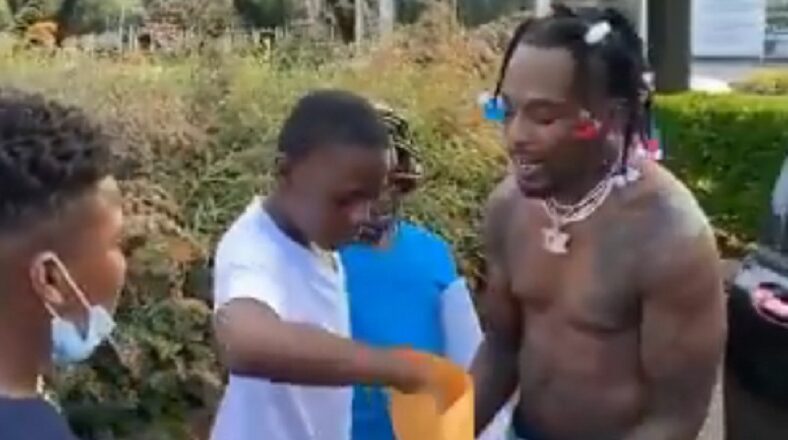 Sauce Walka is a major Houston rapper and he came through for the kids. This young rapper stopped a group of youth football players to hand them an envelope of cash, allowing them to reach in, and pull out a stack. On Twitter, Sauce Walka is receiving praise for his efforts.