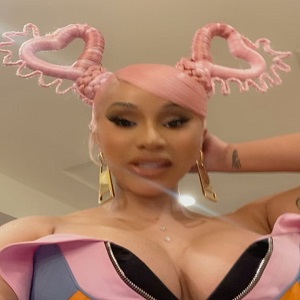 Cardi B's filing for divorce from Offset went public, yesterday. There are tons of men lining up to be the next in Cardi's life. However, fans on Twitter are warning, meanwhile others are hoping, that Cardi B pulls a Niecy Nash, and pops out with the woman of her dreams.