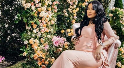 Emily B, Fabolous' longtime girlfriend, announced her pregnancy, this afternoon. The photo went viral, on Instagram, but people didn't have much nice to say. The people went in the IG comments and made jokes about her teeth allegedly being knocked out, saying she looks "uncomfortable" and "unhappy," also adding that Fabolous has given her a baby, but not a ring.