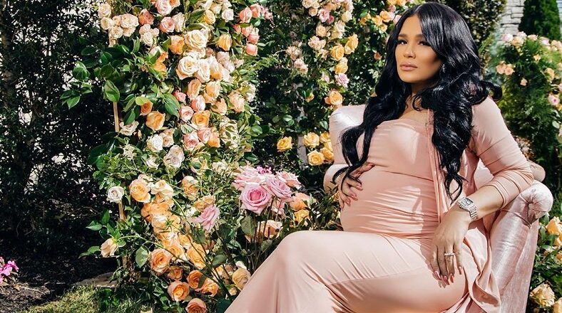 Emily B, Fabolous' longtime girlfriend, announced her pregnancy, this afternoon. The photo went viral, on Instagram, but people didn't have much nice to say. The people went in the IG comments and made jokes about her teeth allegedly being knocked out, saying she looks "uncomfortable" and "unhappy," also adding that Fabolous has given her a baby, but not a ring.