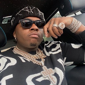 Gunna put up a simple post, showing off his new Rolls Royce, on Instagram, and fans dumped on it. Fans began flooding his comments, calling him "fat." Now, the joke has carried over to Twitter, where Gunna is trending, but he's not even fat, and then there's the woman on social media that fans are saying looks like Gunna, which she says isn't true.