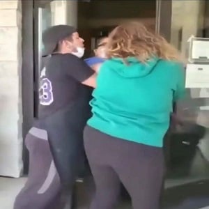 Woman kicked out of Red Lobster demanding refund