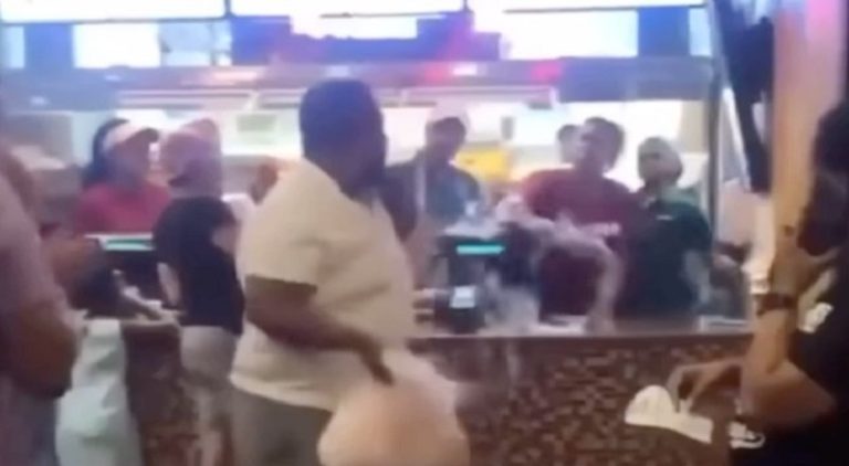 Man fights Popeye's cashier