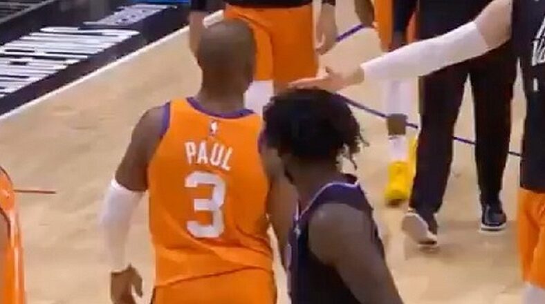 Patrick Beverly shoves Chris Paul