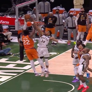 Giannis blocks Deandre Ayton