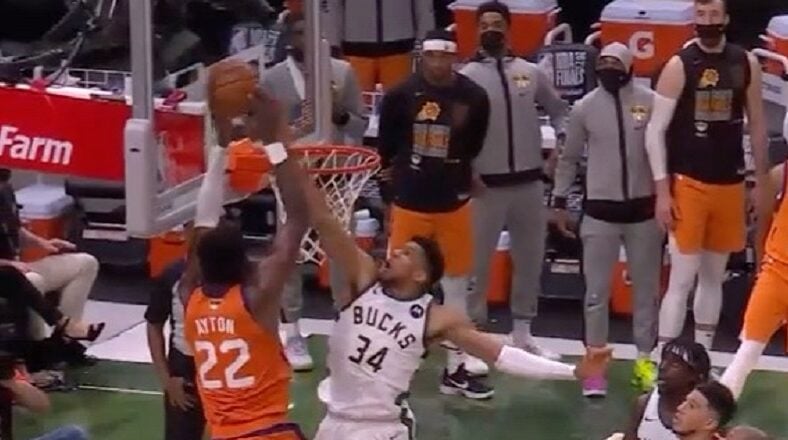 Giannis blocks Deandre Ayton