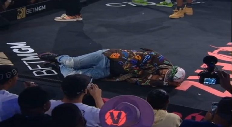 Juelz Santana pretends to sleep during The LOX Verzuz performance