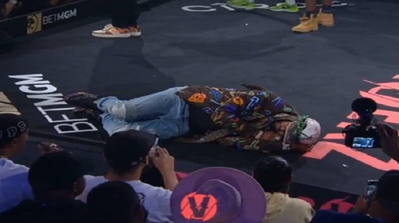 Juelz Santana pretends to sleep during The LOX Verzuz performance