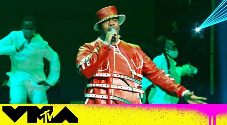 Busta Rhymes performs his medley of hits at the VMAs