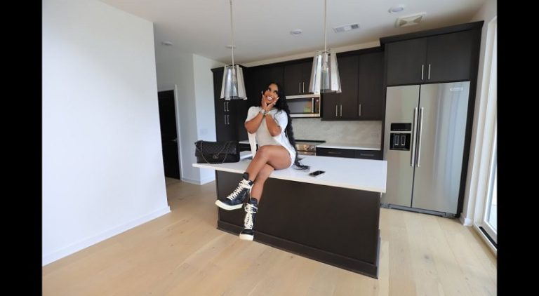YouTuber, De'arra Taylor, shows off her new house