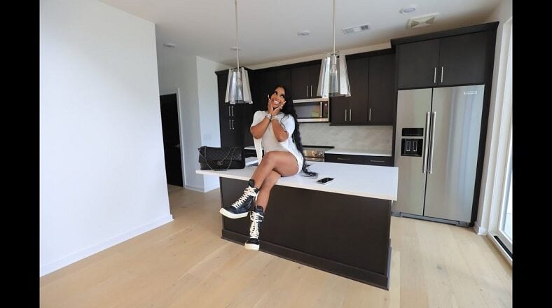 YouTuber, De'arra Taylor, shows off her new house