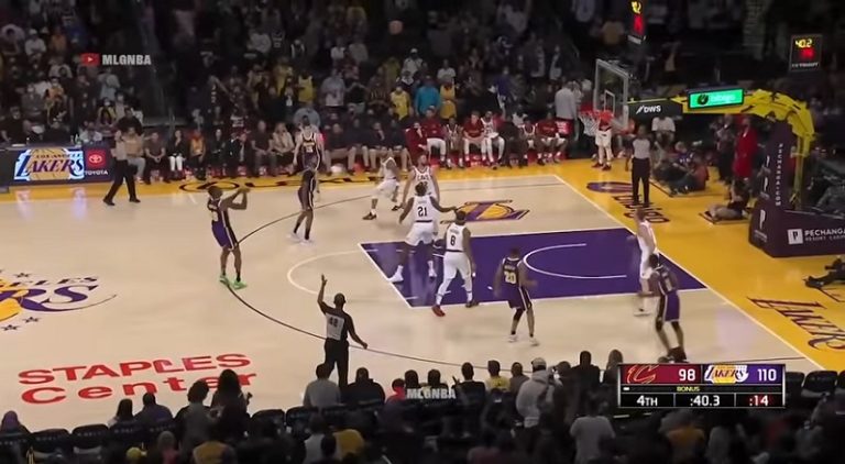 Dwight Howard surprises Lakers bench when he hits three pointer