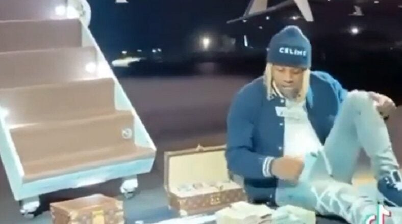 Lil Durk counts 1 million dollars cash in front of private jet