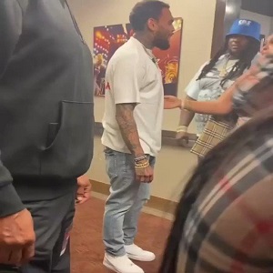 Lizzo asks Chris Brown for a photo and tells him he's her favorite person in the world