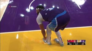 Anthony Davis tells the referee he lost his shoe and gets ejected