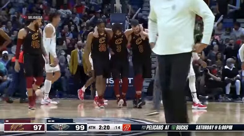 Ricky Rubio helped off the court after knee injury vs Pelicans