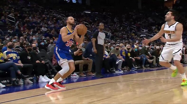 Steph Curry hits his 3000th 3-pointer