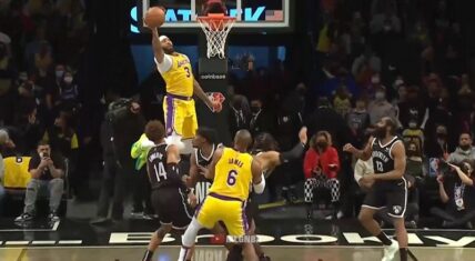 Anthony Davis scores his first points of 2022