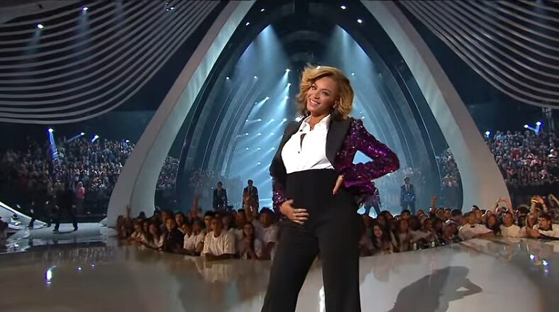 Beyonce reveals pregnancy at 2011 MTV Video Music Awards