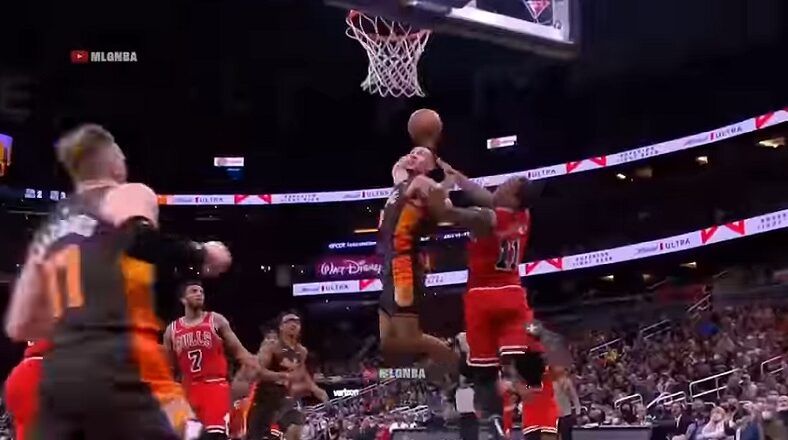 Jalen Suggs dunks on DeMar DeRozan!