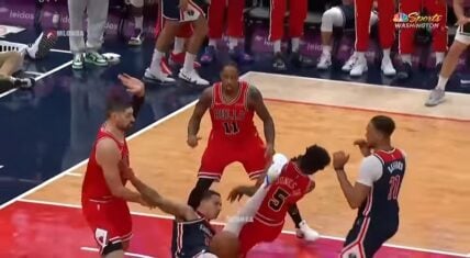 Kyle Kuzma elbows Derrick Jones and kicks him in the head