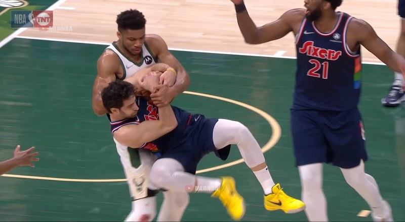 Giannis lifts Furkan Korkmaz off the ground fighting for loose ball