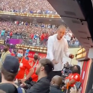 Justin Bieber raps to Eminem during the Super Bowl