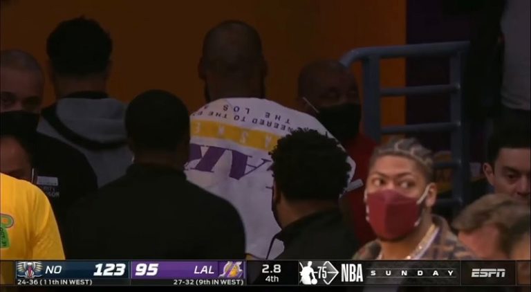 LeBron James walks out as Laker fans boo after loss to Pelicans