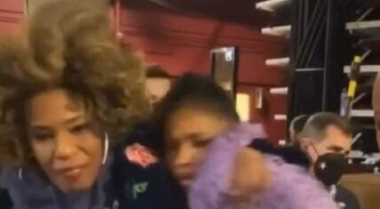 Macy Gray snatched Jennifer Hudson with aggressive hug
