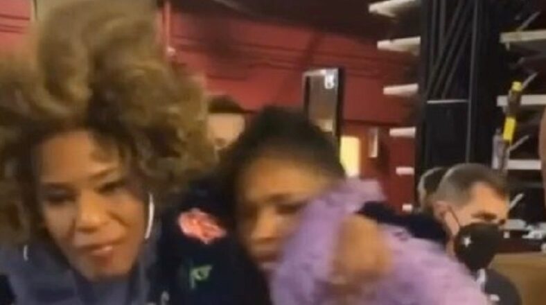 Macy Gray snatched Jennifer Hudson with aggressive hug