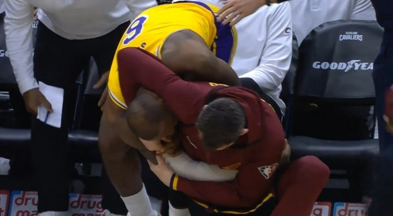 Kevin Love puts LeBron James in headlock for dunking on him