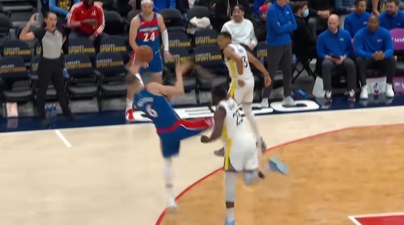Kristaps Porzingis gets shoved by Draymond Green but still makes shot