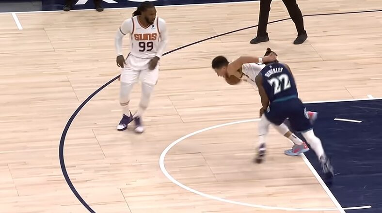 Patrick Beverley tries tackling Devin Booker for taunting D'Angelo Russell