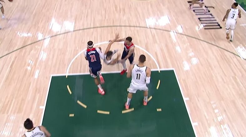 Tomas Satoransky knocks Grayson Allen to the floor and fight breaks out