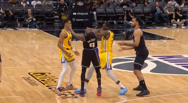 Draymond Green elbows Justin Holiday in the face
