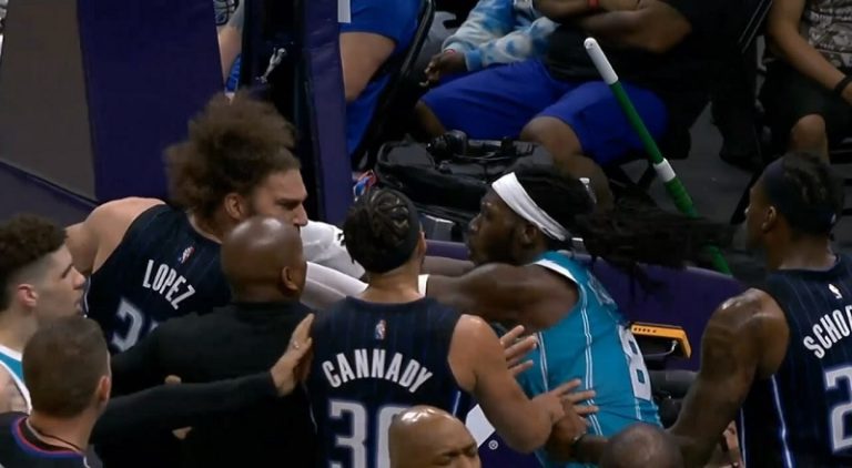 Montrezl Harrell gets into a fight with Robin Lopez