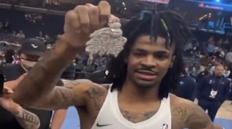 Moneybagg Yo gave Bread Gang chain to Ja Morant after Grizzlies game