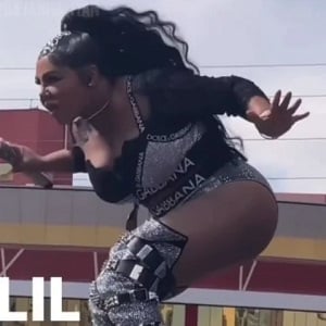 Lil' Kim goes viral for doing the robot at a recent concert