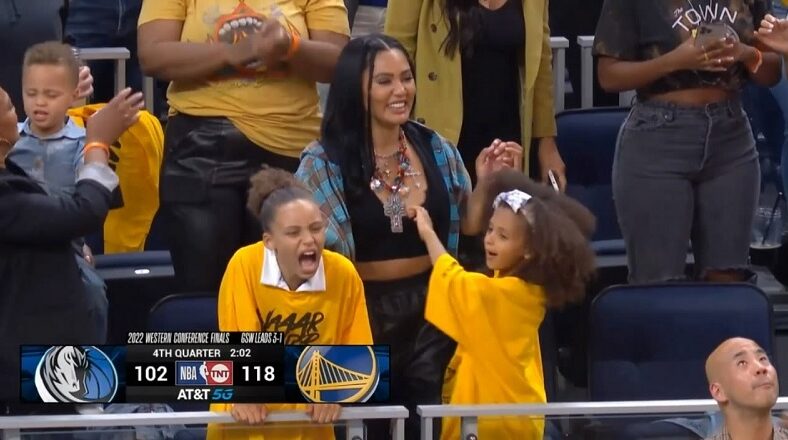 Stephen Curry gets standing ovation from his daughters