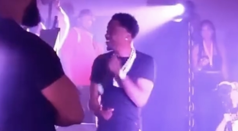 Roddy Ricch forgets "The Box" lyrics at his concert 